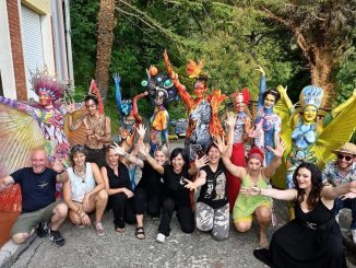 Gruppenbild mit Teilnehmer und Models der 6. Bodypainting Reunion in der Toskana